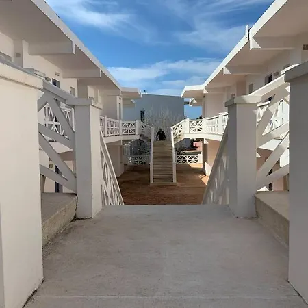 En Playa Santo Tomas 1-5 *