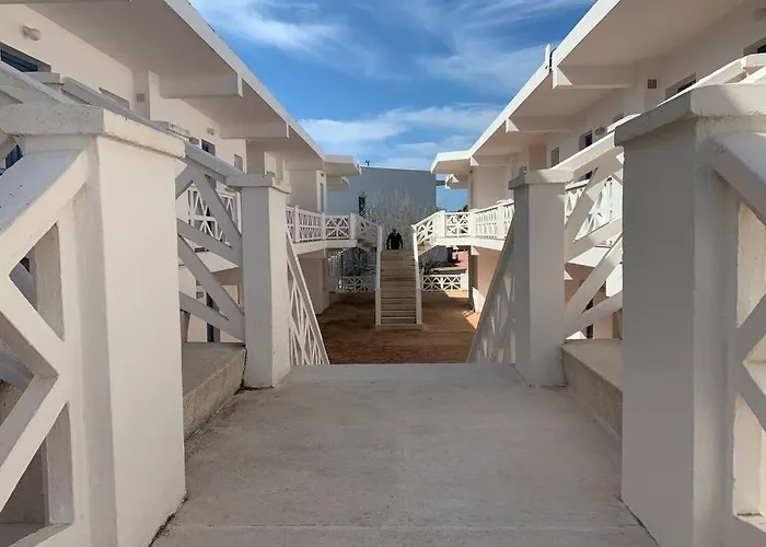 En Playa Santo Tomas 1-5 *